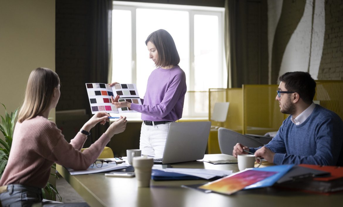 medium-shot-colleagues-working-together